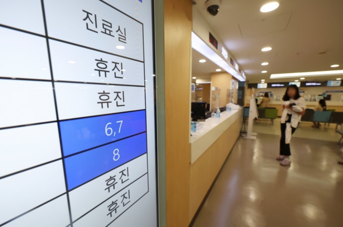 세브란스 병원 교수들이 무기한 휴진에 들어간 27일 서울 서대문구 세브란스 병원 진료실 전광판에 '휴진' 문구가 표시되어 있다. /사진= 뉴시스 /사진=홍효식