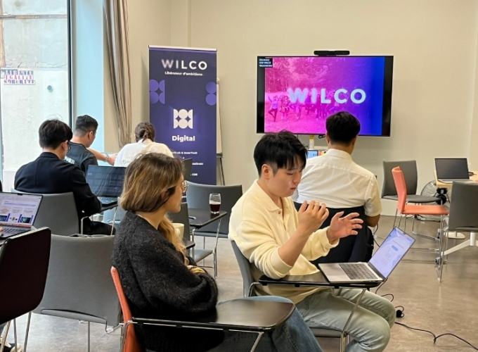 글로벌창업사관학교 입교기업(염민호 스팩스페이스 대표)이 프랑스 AC인 WILCO 측에 사업설명을 하고 있다./사진=중진공 
