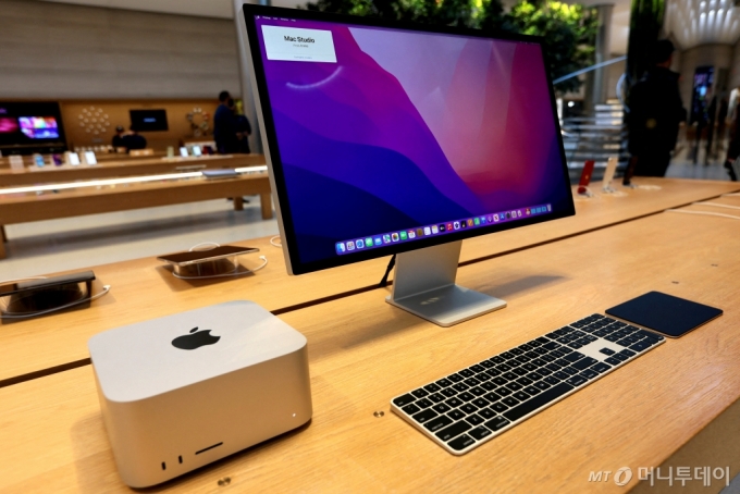 애플의 개인용 컴퓨터(PC) 맥(Mac)의 데스크탑 버전이 2022년 3월 미국 뉴욕 맨해튼의 한 애플 스토어에서 판매되는 모습. /로이터=뉴스1