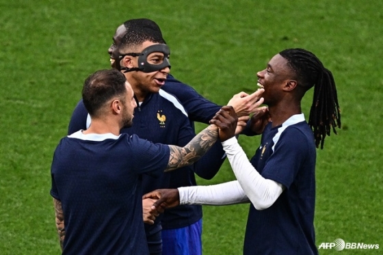 음바페(마스크 착용 중)가 프랑스 국가대표팀 훈련 중 장난을 치고 있다. /AFPBBNews=뉴스1