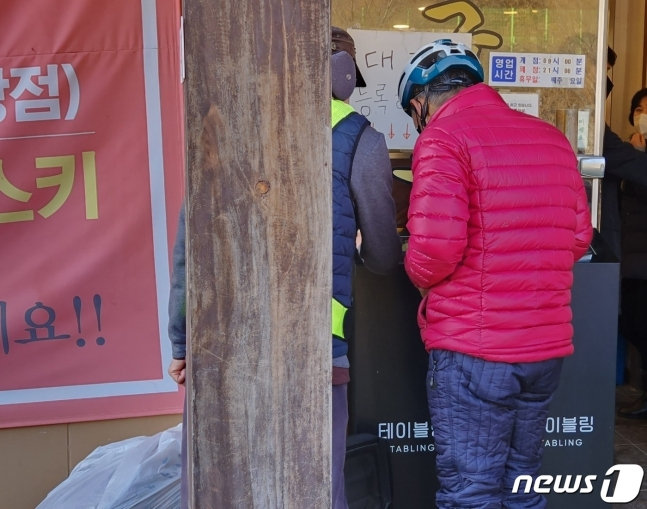 한 식당 앞에서 식당 원격 줄서기 서비스 &#039;테이블링&#039;을 이용하고 있다./사진제공=뉴스1