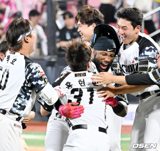 KT 선수들이 28일 수원 삼성전에서 끝내기 승리를 거둔 뒤 기뻐하고 있다. 