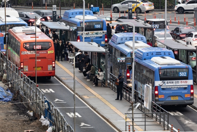 서울시 용산구 서울역 버스환승센터에서 퇴근길 시민들이 버스를 기다리고 있다 /사진=뉴스1
