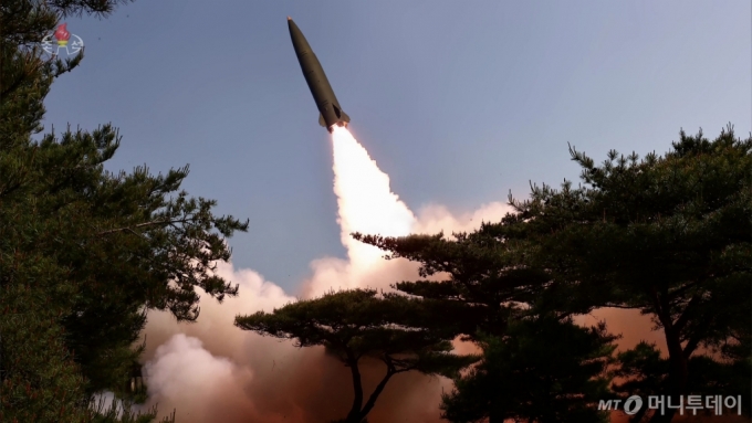 북한이 지난 5월 17일 동해상에서 새로운 유도항법체계를 적용한 탄도미사일 발사 모습. / 사진=뉴시스