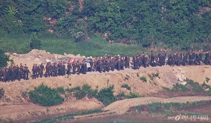 합동참모본부가 18일 공개한 북한군 대규모 병력이 최전방 지역에 이동하고 있는 모습. / 사진=합동참모본부