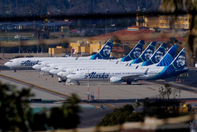 비행 도중 동체에 구멍이 뚫리는 사고를 일으켰던 보잉 737 맥스9 기종의 항공편이 약 3주만에 운항을 재개했다. 사진은 항공기가 캘리포니아 샌디에이고 공항에 정박돼 있는 모습.  /로이터=뉴스1