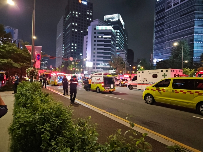 서울 중구 시청역 부근에서 대형 차량 사고가 발생해 소방과 경찰 등이 출동해 있다./사진=독자제공