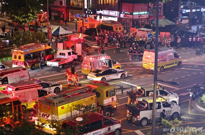  1일 밤 서울 중구 시청역 부근에서 한 남성이 몰던 차가 인도로 돌진해 최소 13명 사상자가 발생, 구조대원들이 현장을 수습하고 있다/사진=뉴스1
