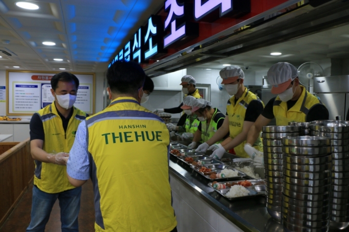 한신孝플러스봉사단 임직원과 가족들이 지난 1일 서울시 종로구 소재 천사무료급식소에서 봉사활동을 하고 있다./사진=한신공영