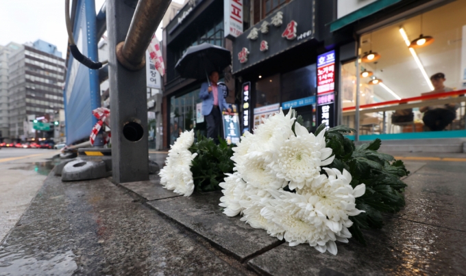 2일 서울 중구 시청역 인근 교차로에서 전날 발생한 대형 교통사고를 추모하는 국화꽃이 놓여져 있다./사진=뉴시스