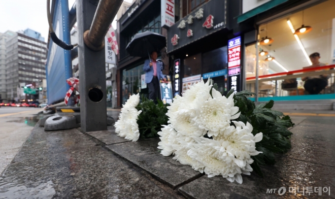 2일 서울 중구 시청역 인근 교차로에서 어젯밤 발생한 대형 교통사고 현장에 고인을 추모하는 국화꽃이 놓여져 있다. /사진=뉴시스 