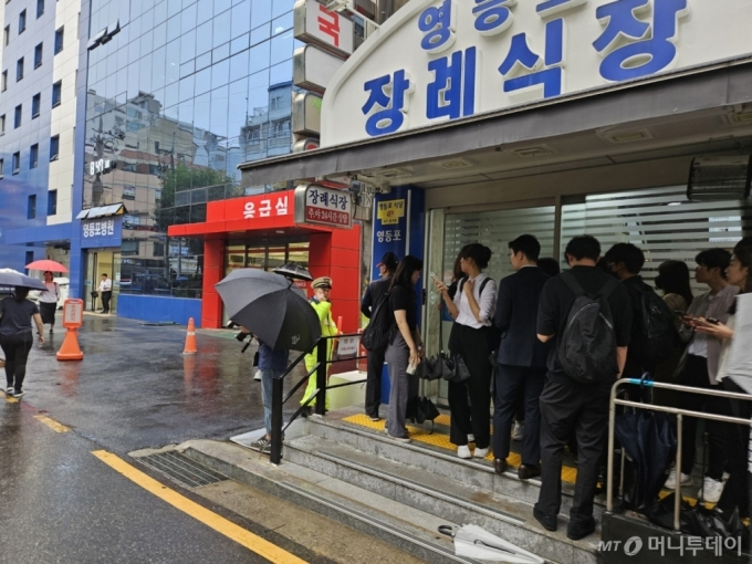 2일 오전 서울시청 인근에서 발생한 교통사고 사망자들이 안치된 영등포병원 장례식장에 취재진이 몰렸다. /사진=정세진