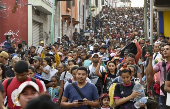 미국 국경과 맞닿은 멕시코를 통해 연간 200만명 이상의 불법 이민자가 몰려들고 있다. 사진은 지난해 4월 멕시코 치아파스주에서 미국 국경을 향해 출발한 1만명 안팎의 중남미 이민자들. /AP=뉴시스