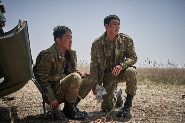 영화 '탈주'의 홍사빈(사진 왼쪽)./사진=플러스엠 엔터테인먼트, 더램프(주)
