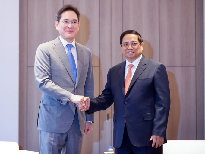이재용 삼성전자 회장(왼쪽)이 팜민찐 베트남 총리와 만났다./사진=Chinh Phu 홈페이지.
