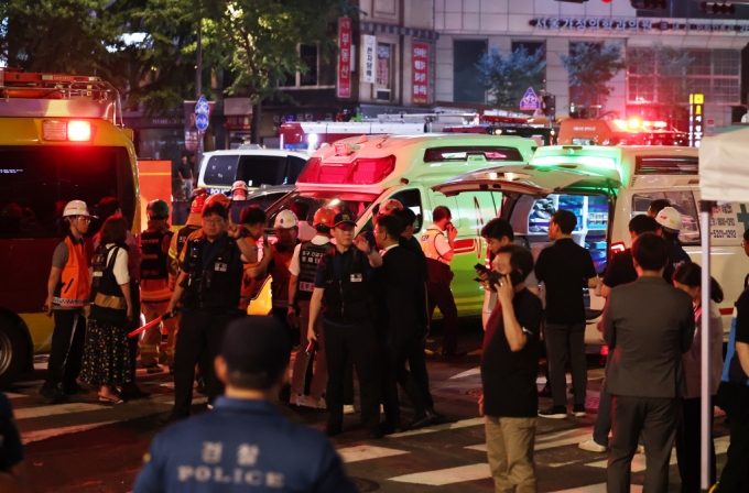 1일 밤 서울 중구 시청역 부근에서 한 남성이 몰던 차가 인도로 돌진해 최소 13명 사상자가 발생, 구조대원들이 현장을 수습하고 있다. /사진=뉴스1
