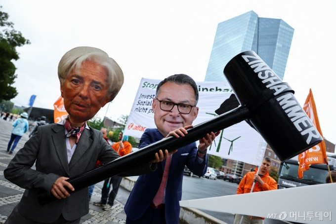 (프랑크푸르트 로이터=뉴스1) 윤주영 기자 = 독일 프랑크푸르트에서 NGO단체 'ATTAC'회원들이 '이자 망치'를 들고 유럽중앙은행(ECB)의 통화정책에 반대하는 시위를 하고 있다. 시위자들이 쓴 마스크는 크리스틴 라가르드 ECB 총재와 요아힘 나겔 독일 연방은행 총재의 얼굴을 본딴 것이다. 유럽중앙은행은 최근 4.25%까지 기준금리를 인상했고, 라가르드 총재는 '인상을 멈추지 않을 것'이라고 발언한 바 있다.  ⓒ 로이터=뉴스1  Copyright (C) 뉴스1. All rights reserved. 무단 전재 및 재배 /사진=(프랑크푸르트 로이터=뉴스1) 윤주영 기자
