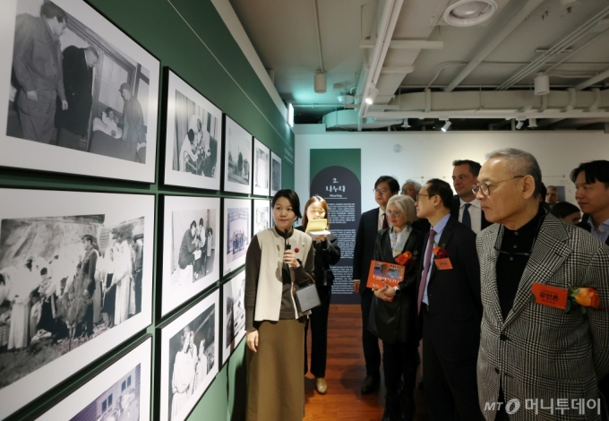 [서울=뉴시스] 유인촌 문화체육관광부 장관이 26일 서울 종로구 대한민국역사박물관에서 열린 한-이탈리아 수교 140주년 기념 특별 사진전 개막식에서 전시를 관람하고 있다. (사진=문화체육관광부 제공) 2024.02.26.  photo@newsis.com *재판매 및 DB 금지 /사진=