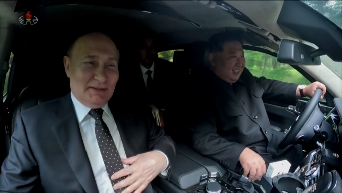 지난달 방북한 블라디미르 푸틴 러시아 대통령이 김정은 북한 국무위원장에게 아우루스 차량을 선물로 건넸다. 두 사람은 차량을 번갈아 몰며 친목을 과시했다./사진=뉴시스(조선중앙TV 보도 캡처)