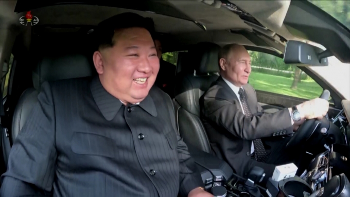 지난달 방북한 블라디미르 푸틴 러시아 대통령이 김정은 북한 국무위원장에게 아우루스 차량을 선물로 건넸다. 두 사람은 차량을 번갈아 몰며 친목을 과시했다./사진=뉴시스(조선중앙TV 보도 캡처)