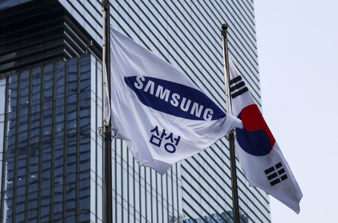 서울 서초구 삼성전자 서초사옥에서 깃발이 휘날리고 있다. /사진=뉴시스 /사진=정병혁