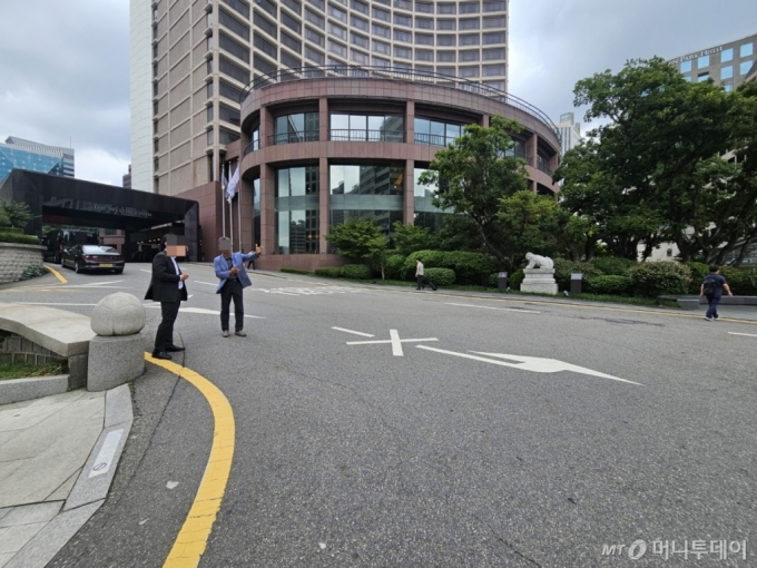 3일 오전 서울 중구 소공동 웨스틴조선 호텔 정문 앞. 도로에 좌회전 금지 표시가 있다. /사진=정세진 기자 