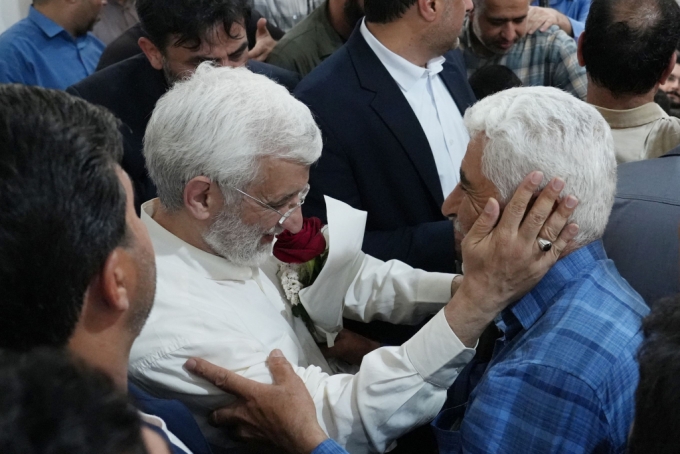 이란 대선후보 사이드 잘릴리(왼쪽)가 28일 대선 투표를 하기 위해 찾은 테헤란 투표소에서 한 지지자와 포옹하고 있다. 잘릴리는이란 핵협상 대표를 지낸 강경보수파로 아애톨라 알리 하메네이 최고지도자의 측근으로 알려져 있다. 이날 실시된 이란 대선의 유권자수는 6100만명이 넘는다.   2024.06.28  /AFPBBNews=뉴스1