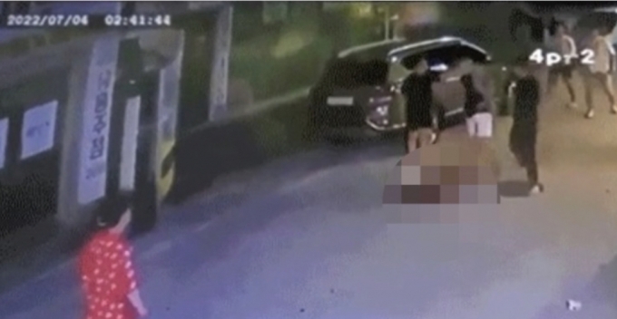 목에 칼을 맞은 A씨가 앞으로 쓰러진 현장이 찍힌 CCTV 영상/사진=온라인 갈무리 