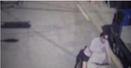 서울 주택가를 돌며 전선을 훔친 남성. /사진=경찰청 유튜브