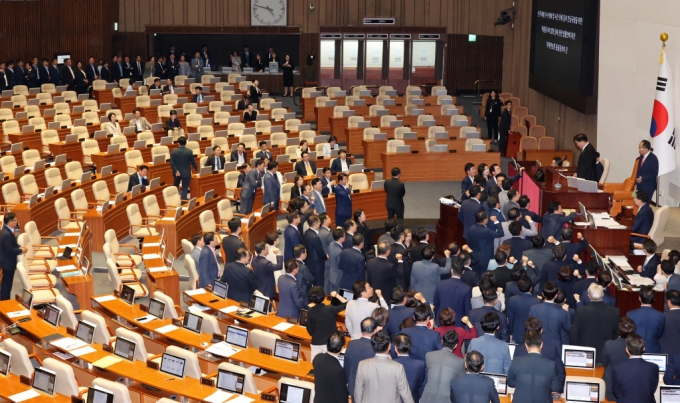 우원식 국회의장이 4일 오후 서울 여의도 국회에서 열린 제415회 국회(임시회) 제5차 본회의에서 '채해병 특검법' 관련 필리버스터(무제한 토론)를 중단하는 표결을 진행하려 하자 국민의힘 의원들이 항의하고 있다. 왼쪽 위는 표결에 참여하는 더불어민주당 등 야당 의원들이 줄을 서고 있다. /사진=뉴시스