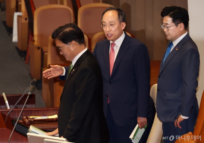 [서울=뉴시스] 조성우 기자 = 우원식(왼쪽) 국회의장이 4일 오후 서울 여의도 국회에서 열린 제415회 국회(임시회) 제5차 본회의에서 '채해병 특검법' 관련 필리버스터(무제한 토론)를 중단하는 표결을 진행하려 하자 추경호(가운데) 국민의힘 원내대표가 항의하고 있다. 오른쪽은 박찬대 더불어민주당 당 대표 직무대행 겸 원내대표. 2024.07.04. xconfind@newsis.com /사진=조성우