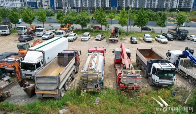 (대구=뉴스1) 공정식 기자 = 27일 오후 대구 달서구 월암동 공한지 임시주차장에 여러 대의 화물차와 중장비가 주차돼 있다. 2024.5.27/뉴스1  Copyright (C) 뉴스1. All rights re /사진=(대구=뉴스1) 공정식 기자