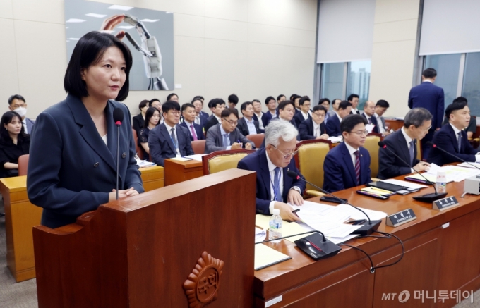 최수연 네이버 대표이사가 2024년 7월 2일 오후 서울 여의도 국회에서 열린 과학기술정보방송통신위원회 전체회의에서 의원들 질의에 답변하고 있다./사진제공=뉴시스