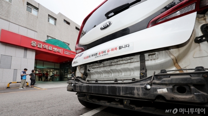 (서울=뉴스1) 장수영 기자 = 3일 오후 서울 중구 국립중앙의료원 응급실 앞에서 발생한 택시 돌진사고로 인해 파손된 피해차량이 세워져 있다.   경찰과 소방당국에 따르면 이 사고로 1명이 중상을 입고 2명이 경상을 입었다.   운전자인 70대 기사 A씨는 급발진을 주장한 것으로 알려졌다. 2024.7.3/뉴스1  Copyright (C) 뉴스1. All rights reserved. 무단 전재 및 재배포,  AI학습 이용 금지. /사진=(서울=뉴스1) 장수영 기자