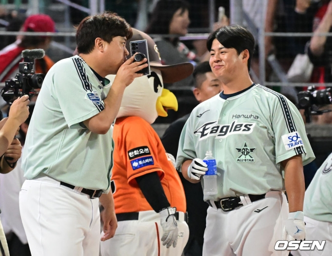 한화 노시환(오른쪽)이 5일 인천SSG랜더스필드에서 열리는 2024 KBO 올스타전 홈런 더비에서 류현진과 이야기를 나누고 있다.