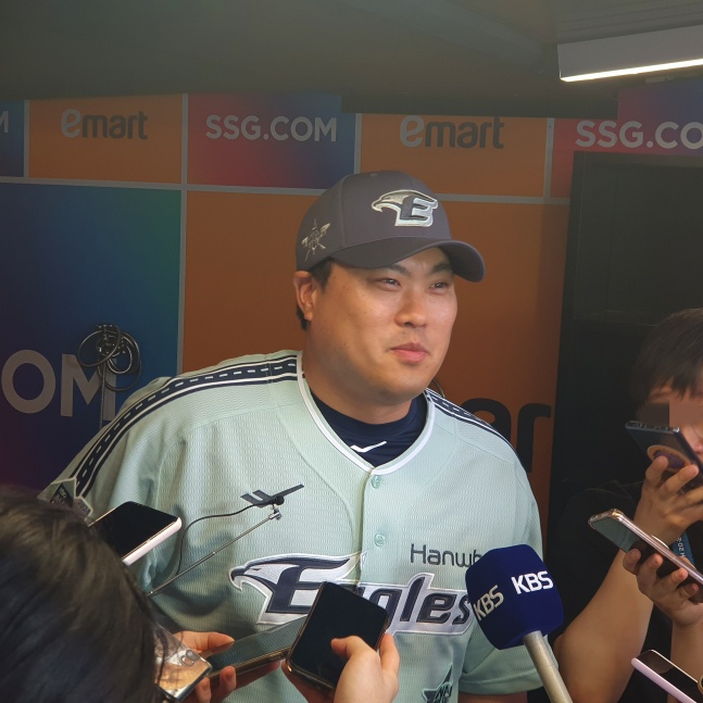 한화 류현진이 6일 인천SSG랜더스필드에서 열린 2024 KBO 신한 SOL 뱅크 KBO 올스타전에 앞서 취재진과 인터뷰하고 있다. /사진=김동윤 기자