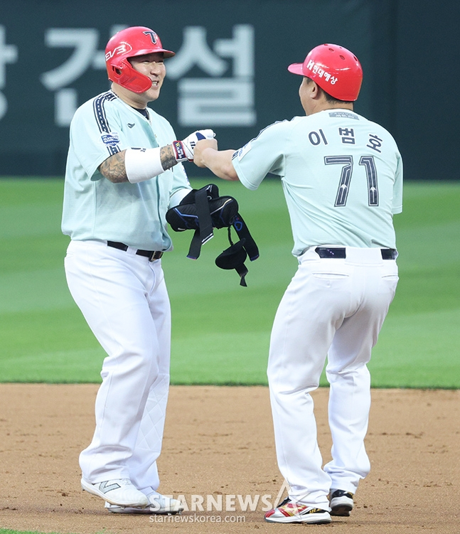 '2024 신한 SOL Bank KBO 올스타전'이 6일 오후 인천 SSG랜더스필드에서 열렸다.  나눔팀 최형우가 3회초 2루타를 날린 후 이범호 감독의 축하를 받고 있다. /사진=김진경 대기자