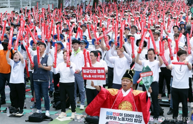 뵿հ ѹα뵿ѿ    ڵ 6   α  μû ϴ뿡  ӱλ ѱȱȸ  ִ.  ֿ 䱸  ӱ ⺻ 313000  λ  ټ λ, ɰ 1  ױ޽ĺ 8 λ( ɰ 6360), ޺ 3 λ ̴. /=1