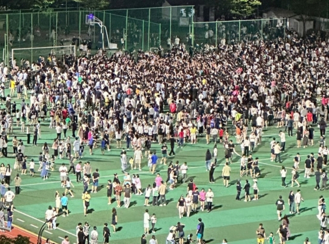 '운동하러 온 손흥민 뭔 죄' 2000명 인파 몰려 조기축구회 아수라장... 경찰 통제받고 겨우 빠져나왔다