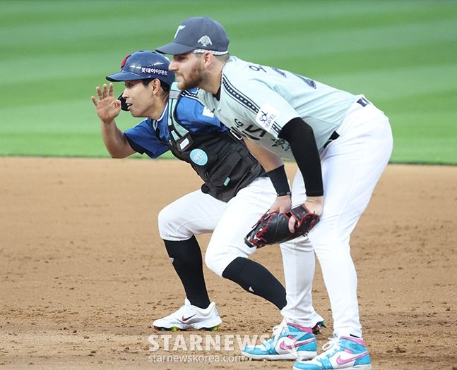 '2024 신한 SOL Bank KBO 올스타전'이 6일 오후 인천 SSG랜더스필드에서 열렸다.  드림팀 황성빈(왼쪽)이 내야안타로 출루한 후 도루 동작으로 상대 투수를 자극하고 있다. /사진=김진경 대기자