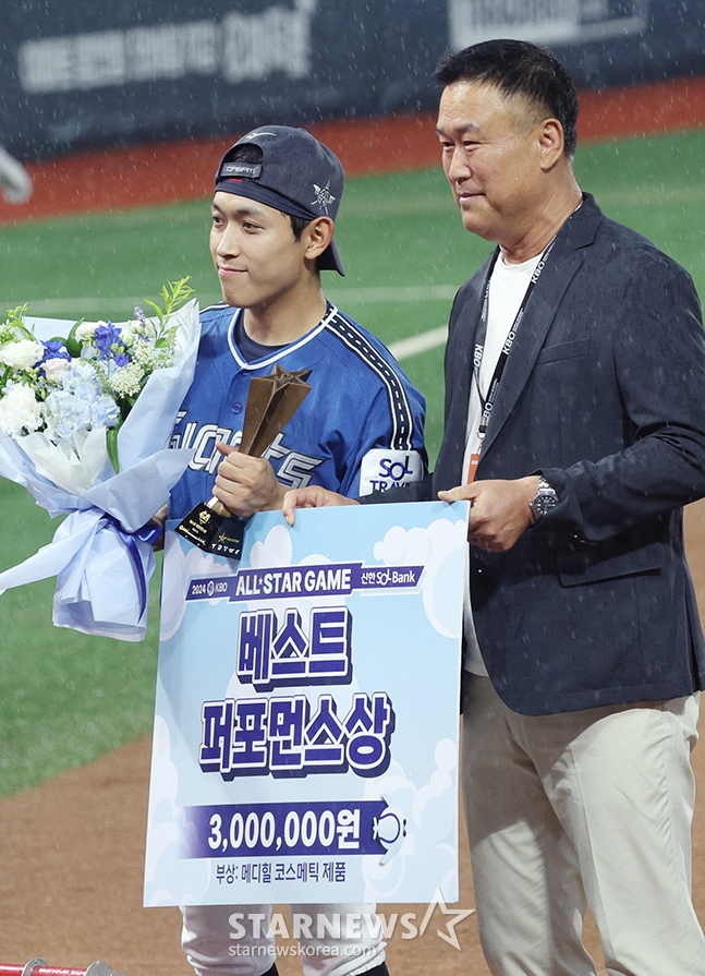 '2024 신한 SOL Bank KBO 올스타전'이 6일 오후 인천 SSG랜더스필드에서 열렸다.  드림팀 황성빈(왼쪽)이 베스트 퍼포먼스상을 수상한 후 포즈를 취하고 있다. /사진=김진경 대기자