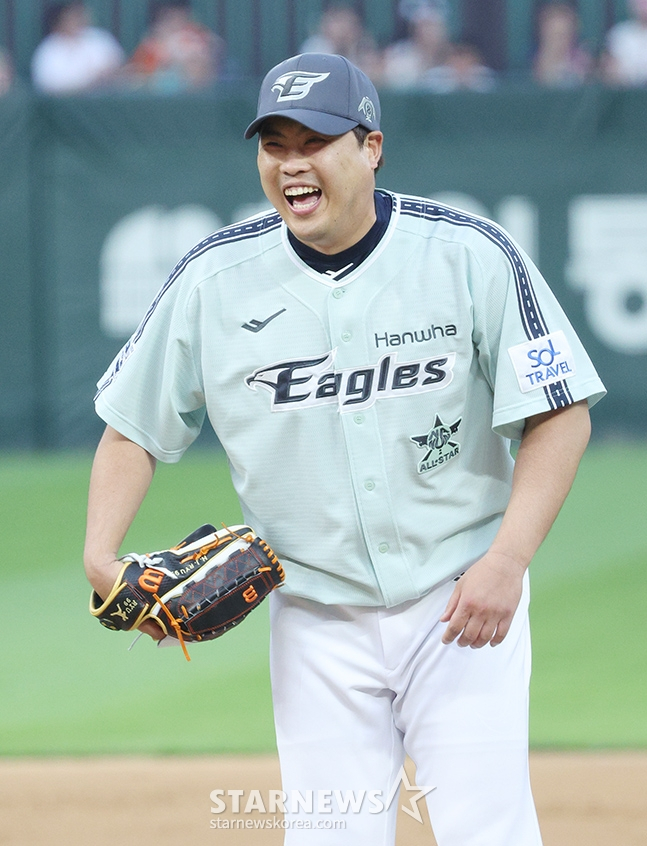 '2024 신한 SOL Bank KBO 올스타전'이 6일 오후 인천 SSG랜더스필드에서 열렸다.  나눔팀 선발 류현진이 선수들의 코스프레 복장을 본 후 웃음을 터뜨리고 있다. /사진=김진경 대기자