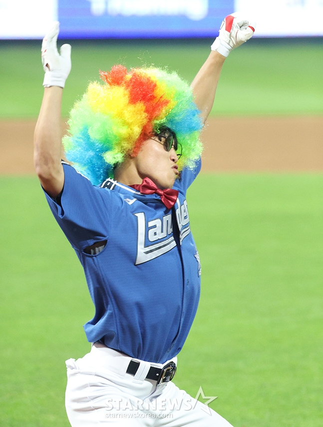 '2024 신한 SOL Bank KBO 올스타전'이 6일 오후 인천 SSG랜더스필드에서 열렸다.  드림팀 박지환(SSG)이 스페셜 복장으로 타석에 들어서고 있다. /사진=김진경 대기자