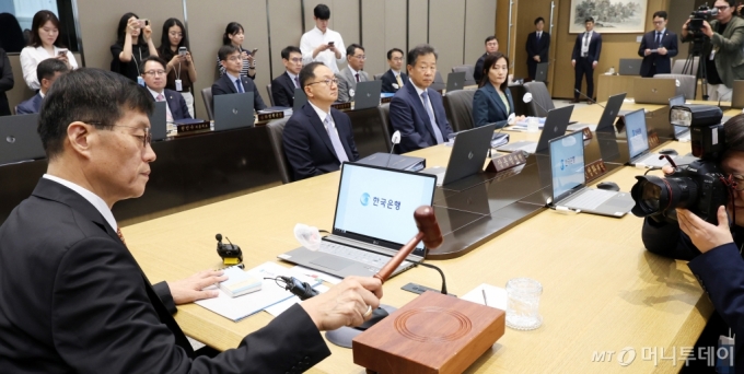 기준금리를 결정하는 금융통화위원회 정례회의가 23일 서울 중구 남대문로 한국은행에서 진행된 가운데 이창용 한은 총재가 의사봉을 두드리고 있다.  /사진-머니S