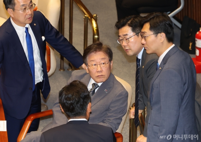 [서울=뉴시스] 조성우 기자 = 이재명 더불어민주당 전 대표가 2일 오전 서울 여의도 국회에서 열린 제415회 국회(임시회) 제4차 본회의에서 박찬대 원내대표, 법사위원장인 정청래 최고위원 등과 대화하고 있다. 2024.07.02. xconfind@newsis.com /사진=조성우