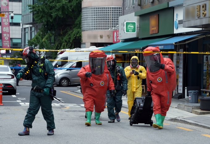 (서울=뉴스1) = 6일 오후 서울 강남구 삼성동의 한 빌딩에서 "가스 냄새가 난다"는 신고가 접수돼 소방 화학구조대와 경찰, 군 등이 현장에 출동해 수습을 위해 분주히 움직이고 있다.   소방 당국에 따르면 연기를 흡인한 8명은 목 통증을 호소해 병원으로 옮겨졌으며, 인근 건물에서는 약 40명이 대피했다.  강남소방서는 1차 조사 당시 황화수소 극소량 검출되어 정밀조사 실시하였으나 2,3차 조사에서는 특이사항 발견되지 않았으며, 현재 최종 검사결과를 기다리고 있는 것으로 밝혔다. (강남소방서 제공) 2024.7.6/뉴스1  Cop /사진=(서울=뉴스1)