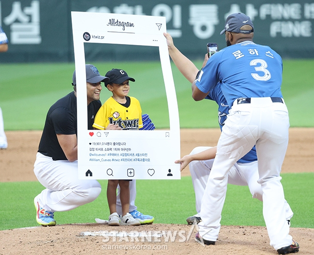 '2024 신한 SOL Bank KBO 올스타전'이 6일 오후 인천 SSG랜더스필드에서 열렸다.  드림팀 쿠에바스가 역투에 앞서 마운드에서 아들과 퍼포먼스를 선보이고 있다. 로하스가 도무미를 자청했다. /사진=김진경 대기자