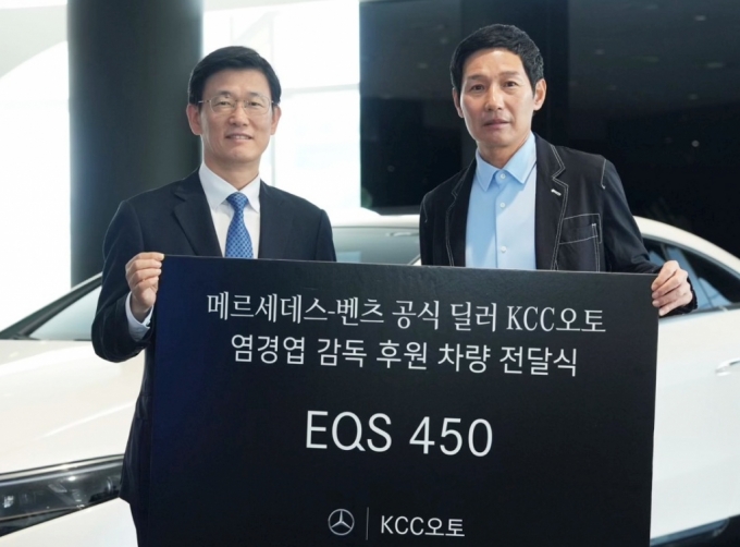 염경엽(오른쪽) LG 트윈스 감독과 류인진(왼쪽) KCC오토 대표이사. /사진=KCC오토 제공