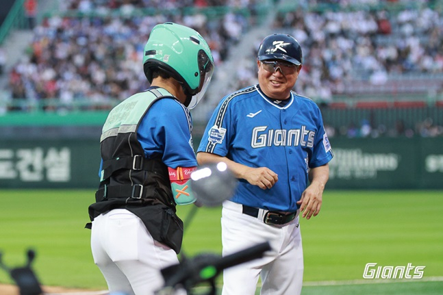 롯데 황성빈(왼쪽)이 6일 인천 SSG 랜더스필드에서 열린 2024 KBO 올스타전에서 3회 말 스쿠터를 타고 등장하자 김태형 롯데 감독이 미소짓고 있다. /사진=롯데 자이언츠 제공 