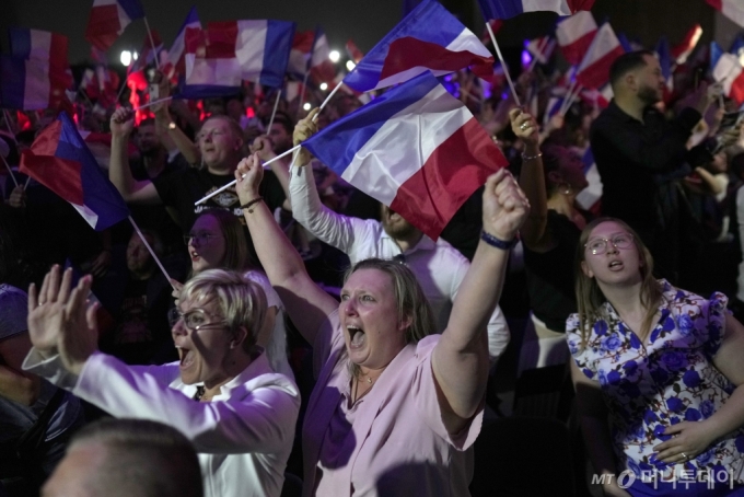 30(ð)  Ϻ Ѻ ؿ   ο(RN)    ڵ ̳ ռ ġ Ѽ  RN ¸ ȴٴ    ȯȣϰ ִ.   Supporters of French far right leader Marine Le Pen react after the release of projections based on the actual vote count in select constituencies , Sunday, June 30, 2024 in Henin-Beaumo